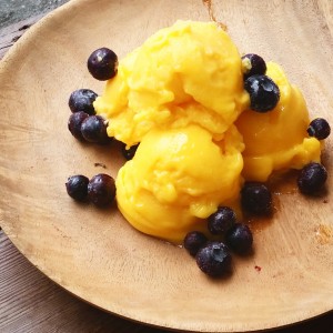 Een mango sorbet maak je natuurlijk gewoon zelf - Vivonline