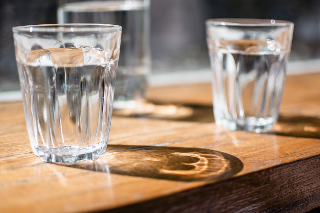 Worstelen Ontevreden Mens Dit zijn de 5 dingen die gebeuren als je na het opstaan water drinkt